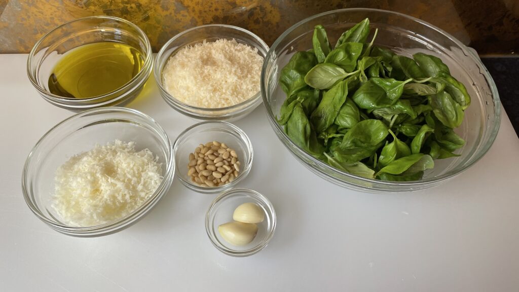 De ingrediënten voor pesto