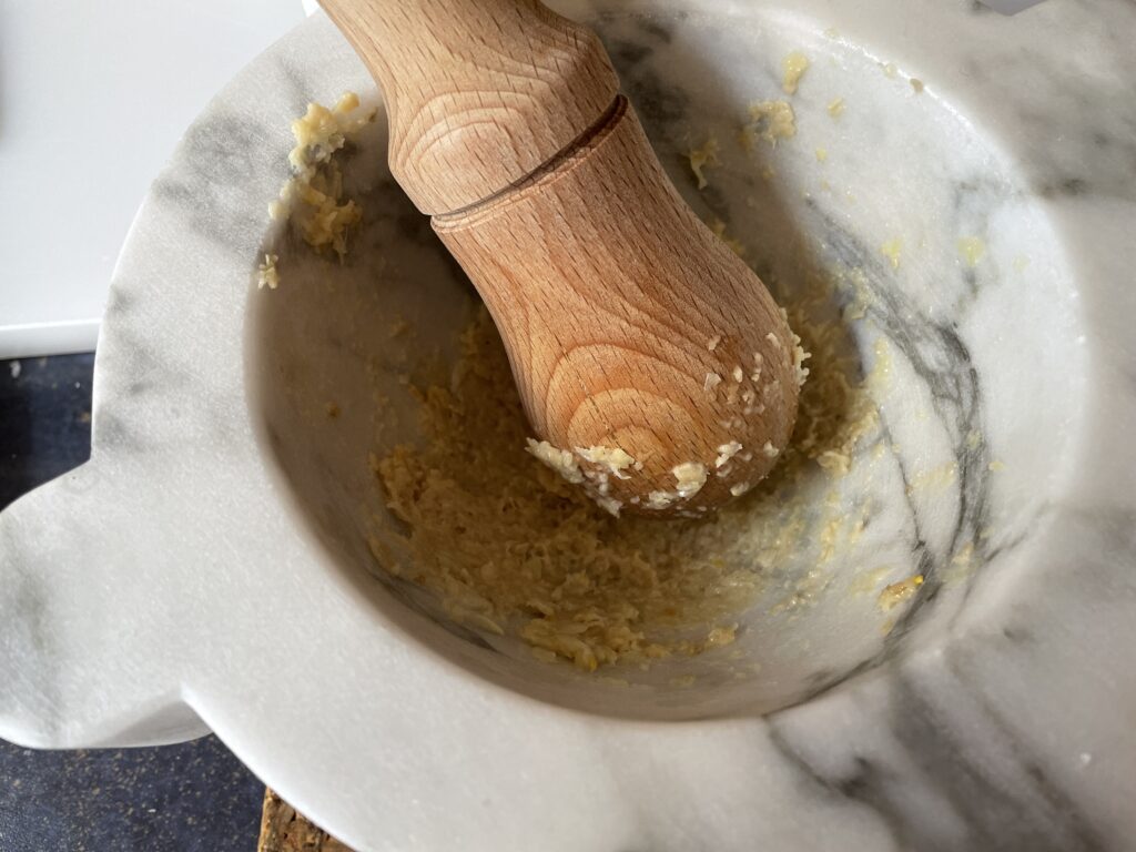 Vijzel met knoflook en pijnboompitten